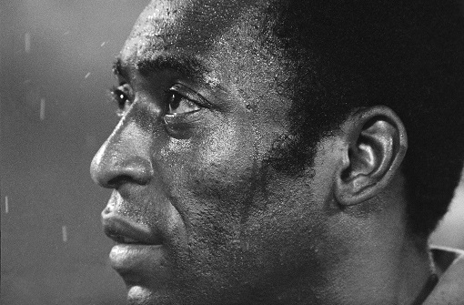 ▲Soccer star Pele, of the New York Cosmos, listens to the star-spangled banner prior to a playoff game between the Cosmos and the Rochester Lancers in Giants Stadium, East Rutherford, New Jersey, Aug. 24, 1977.  Pel?, the Brazilian king of soccer who won a record three World Cups and became one of the most commanding sports figures of the last century, died in Sao Paulo on Thursday, Dec. 29, 2022. He was 82. (AP연합뉴스)