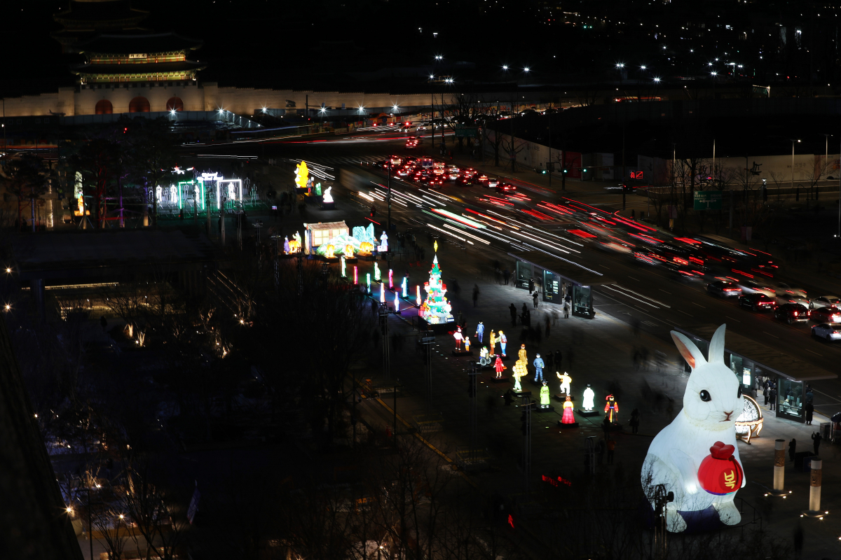 ▲19일 밤 서울 종로구 광화문광장에서 2022 서울 빛초롱과 서울라이트 광화가 동시에 개최되고 있다. (뉴시스)