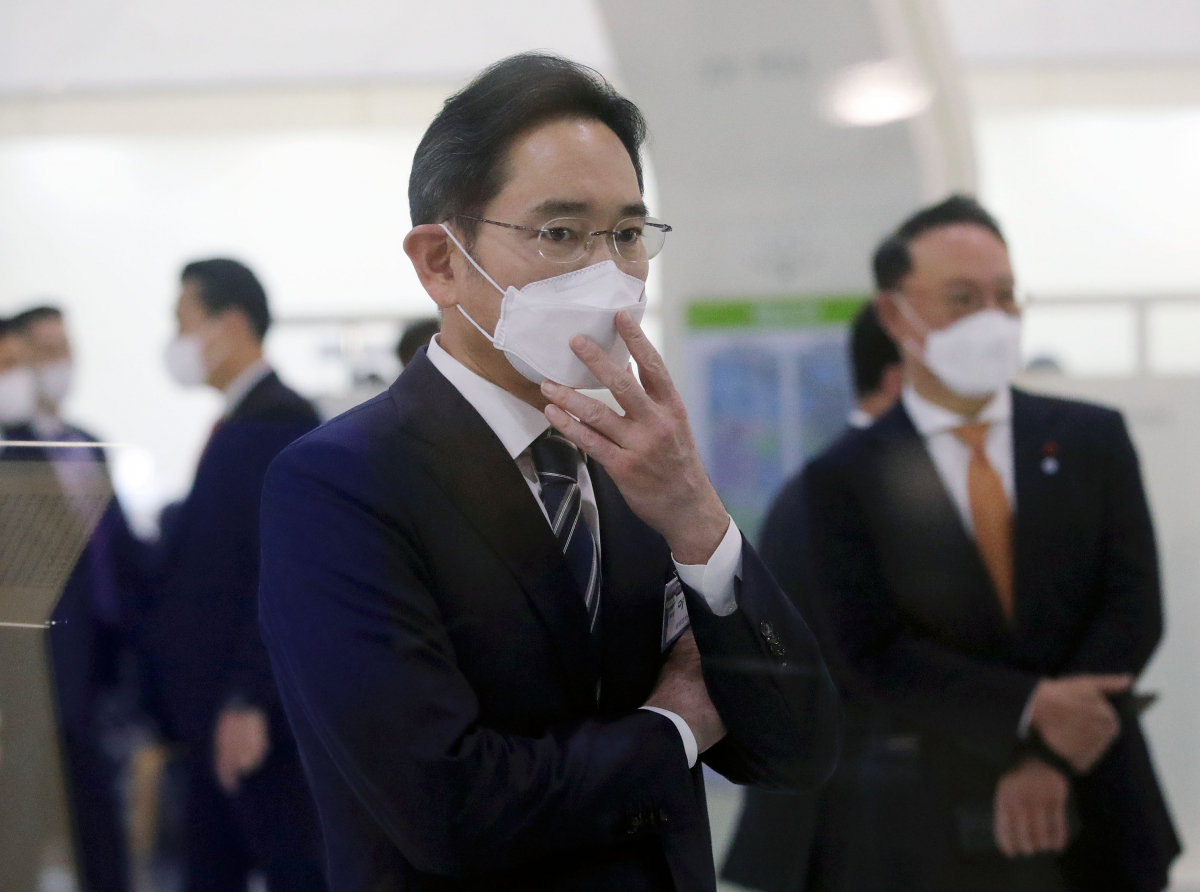 ▲이재용 삼성전자 회장이 16일 경기도 성남시 한국잡월드에서 열린 국제기능올림픽 선수단 격려 오찬 참석에 앞서 청소년 직업체험관 우주센터 부스를 관람하고 있다. 사진제공 대통령실통신사진기자단  seephoto@yna.co.kr/2022-12-16 13:40:15/<저작권자 ⓒ 1980-2022 ㈜연합뉴스. 무단 전재 재배포 금지.>