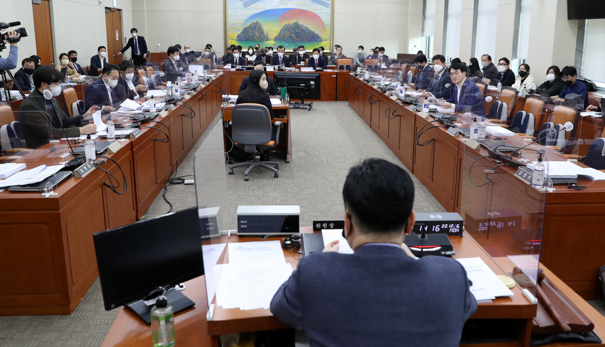 ▲26일 오후 서울 여의도 국회에서 열린 정무위원회 법안심사 제1소위원회가 열리고 있다. (뉴시스)