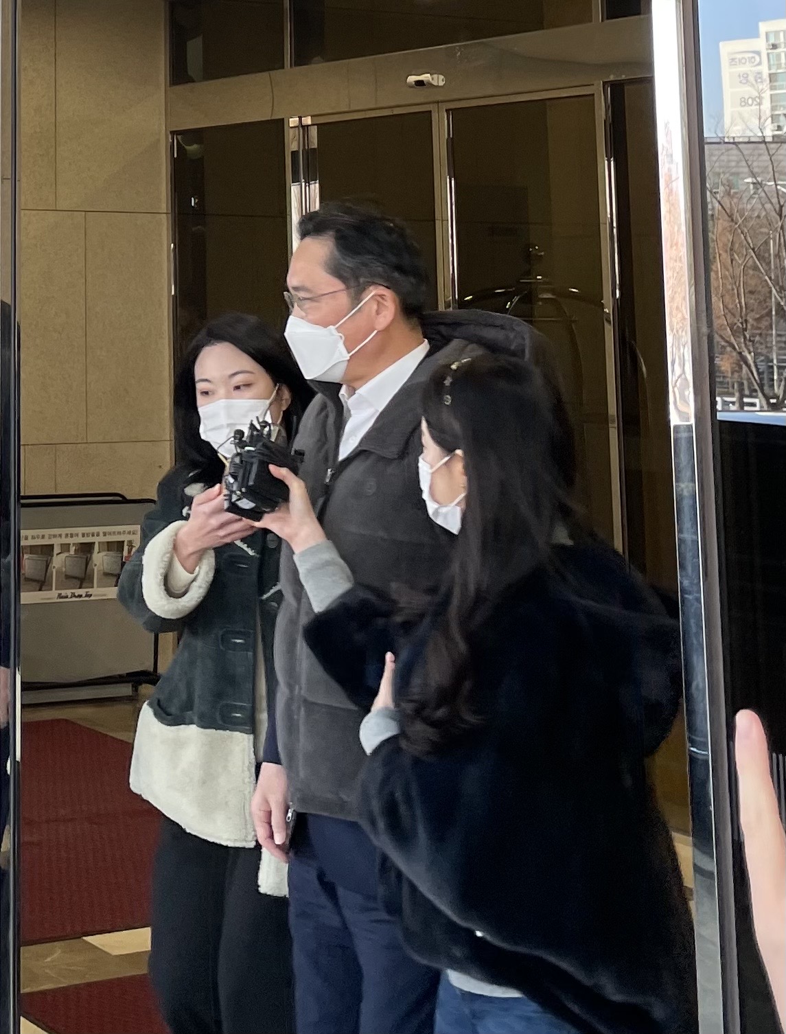 ▲이재용 삼성전자 회장이 30일 서울김포비즈니스항공센터를 통해 귀국하고 있다. (이다솜 기자 citizen@)