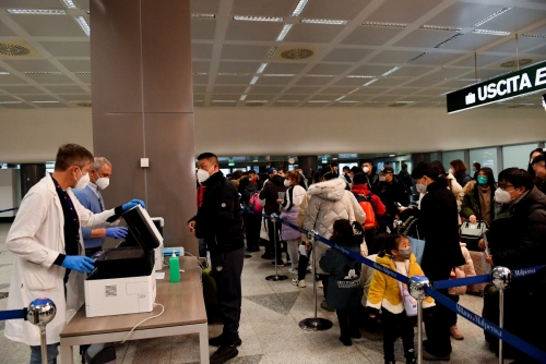 ▲중국발 이탈리아 입국자들이 공항에서 코로나19 검사를 하고 있다. 밀라노(이탈리아)/로이터연합뉴스
