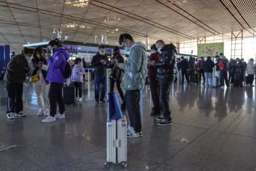 ▲중국인들이 베이징 공항에서 출국을 기다리고 있다. 베이징(중국)/AP연합뉴스 
