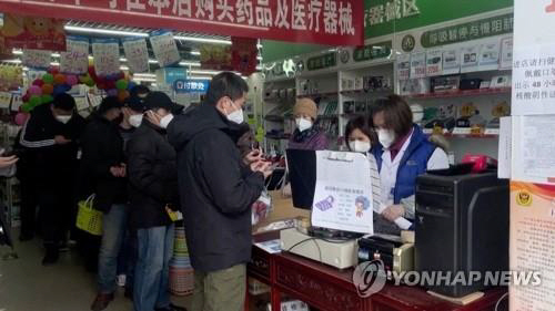 ▲12월 14일 중국 베이징에서 약을 사기 위해 약국에 줄 선 시민들(로이터TV 연합뉴스)
