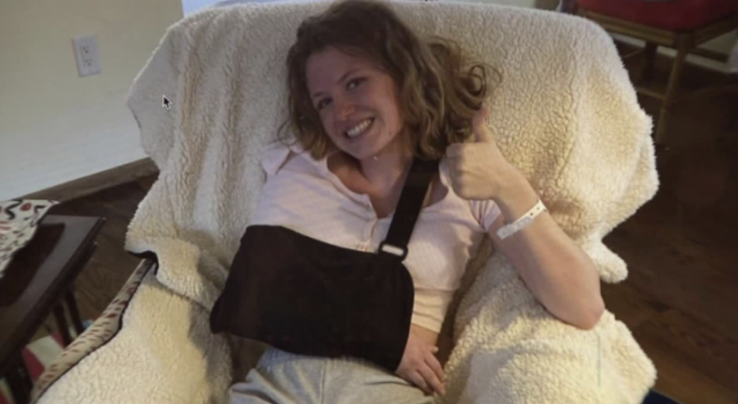 ▲20개월전 미국 플로리다주 해변에서 상어에 물린 뒤 치료를 받는 루시 아트(18). (출처=TMJ4 갈무리)