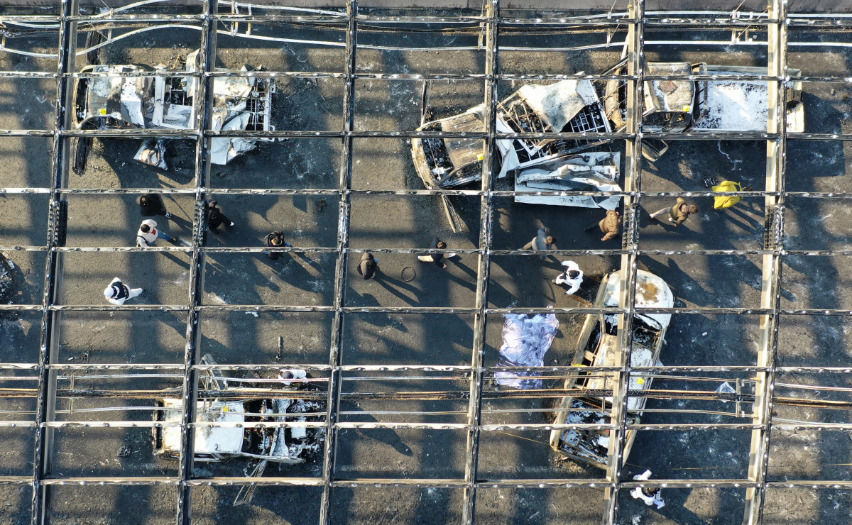 ▲5명의 사망자가 발생한 경기도 과천시 제2경인고속도로 갈현고가교 방음터널 화재 현장에서 30일 경찰과 소방, 국과수 등 관계자들이 감식하고 있다. (뉴시스)