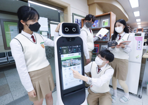 ▲경북 구미시 사곡고등학교에서 학생들이 LG 클로이 가이드봇을 체험하고 있다. (사진제공=LG전자)