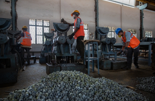 ▲인도 하이데라바드의 한 공장에서 3월 11일 노동자들이 작업하고 있다. 하이데라바드(인도)/신화뉴시스
