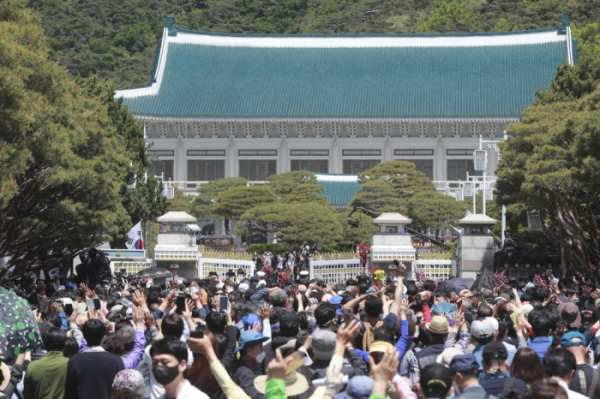 ▲국민대표 74인을 비롯한 시민들이 지난 5월 10일 오전 서울 종로구 청와대에 들어서고 있다. 청와대 개방은 74년만에 처음이다. (이투데이DB)