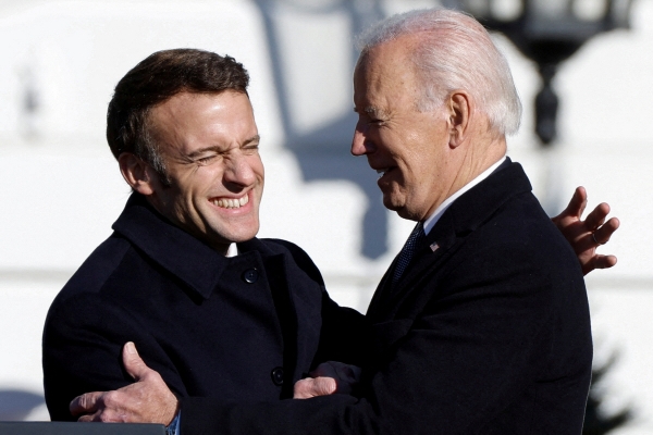 ▲에마뉘엘 마크롱(왼쪽) 프랑스 대통령과 조 바이든 미국 대통령이 1일(현지시간) 인사하고 있다. 워싱턴D.C.(미국)/로이터연합뉴스
