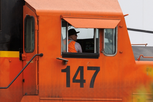 ▲미국 샌디에이고에서 9월 30일 철도 노동자가 열차를 운전하고 있다. 샌디에이고(미국)/로이터연합뉴스
