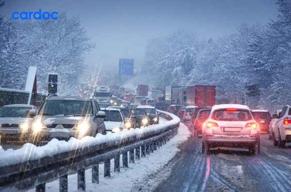 ▲겨울철 눈 내린 도로에서 주행 중인 차들 (사진제공=카닥)