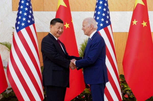 ▲지난달 14일(현지시각) 조 바이든 미국 대통령과 시진핑 중국 국가주석이 악수를 하고 있다. (발리/REUTERS연합뉴스)