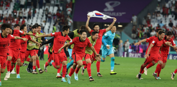 ▲3일 열린 2022 카타르 월드컵 조별리그 H조 3차전에서 포르투갈을 상대로 승리를 거두며 16강 진출에 성공한 대표팀이 기쁨을 만끽하고 있다. (연합뉴스)
