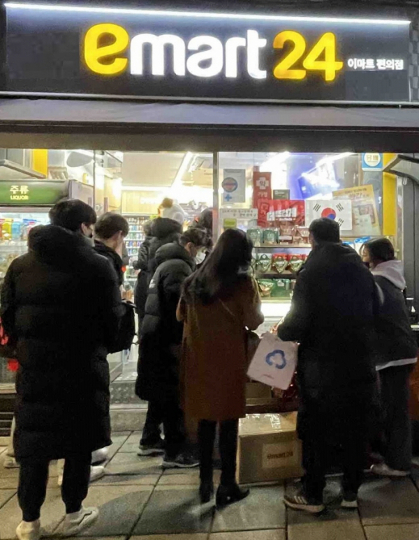 ▲소비자들이 광화문 인근 점포에서 물품을 구매하고 있다. (사진=이마트24)