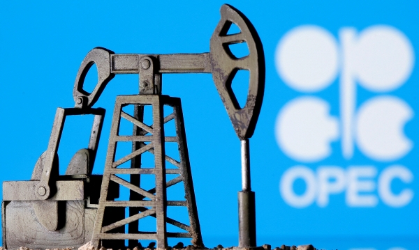 ▲석유 펌프잭 모형 너머로 석유수출국기구(OPEC) 로고가 보인다. 로이터연합뉴스
