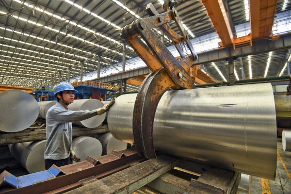 ▲중국 알루미늄 공장 노동자가 2019년 4월 10일 작업하고 있다. 난닝(중국)/AP뉴시스
