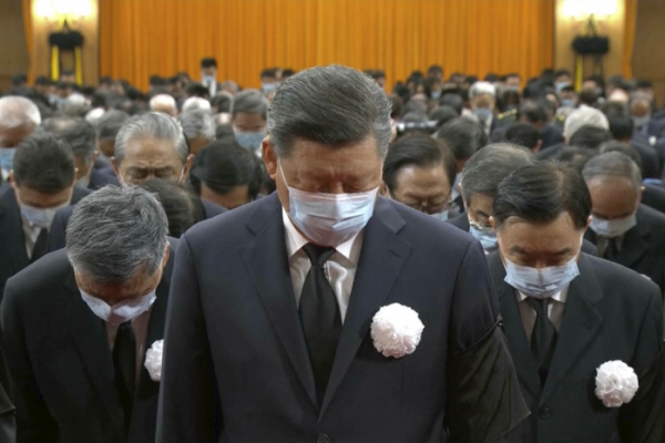 ▲시진핑(가운데) 중국 국가주석이 6일(현지시간) 베이징 인민대회당에서 열린 장쩌민 전 주석 추도대회(국장)에 참석해 묵념하고 있다. 베이징/AP연합뉴스 