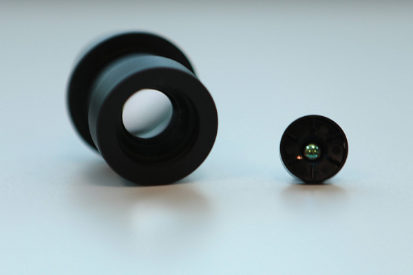 ▲LG이노텍의 ADAS(왼쪽), DMS(오른쪽)용 렌즈를 장착한 카메라모듈. (사진제공=LG이노텍)