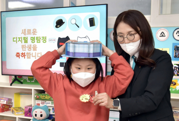 ▲KT 디지털 시민 서포터즈가 서울 중랑구 한길지역아동센터에서 초등학생들을 대상으로 디지털 시민 교육을 진행하고 있다.  (사진제공=KT)