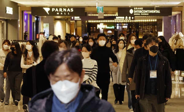 ▲실내에서 마스크를 착용한 시민들 조현호 기자 hyunho@

