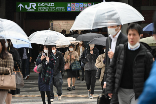 ▲11월 15일 일본 도쿄에서 사람들이 횡단보도를 건너고 있다. 도쿄/신화뉴시스