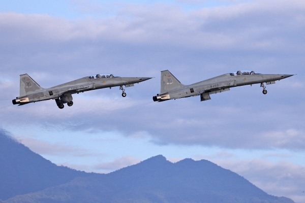 ▲대만 타이둥의 즈항공군기지에서 두 대의 F-5 전투기가 이륙하고 있다. 타이둥(대만)/로이터연합뉴스 
