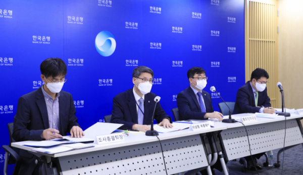 ▲이상형(사진 왼쪽에서 두번째) 한국은행 부총재보가 당분간 기준금리 인상 기조를 이어갈 뜻을 밝혔다. 사진은 8일 통화신용정책 보고서 발간과 관련해 한은 관계자들이 기자설명회를 갖는 모습. (한국은행)
