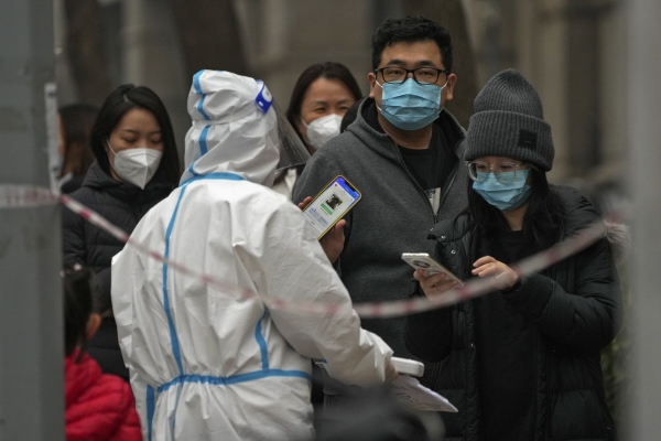 ▲중국 베이징에서 시민들이 지난달 24일 건강 QR 코드를 보여주고 코로나19 진단 검사를 받기 위해 기다리고 있다. 중국 정부는 7일 감염자가 많이 나온 도시나 아파트 단지 등 특정 지역에 대해 실시하는 상시적인 전수 유전자증폭(PCR) 검사를 폐지했다. 베이징/AP연합뉴스 
