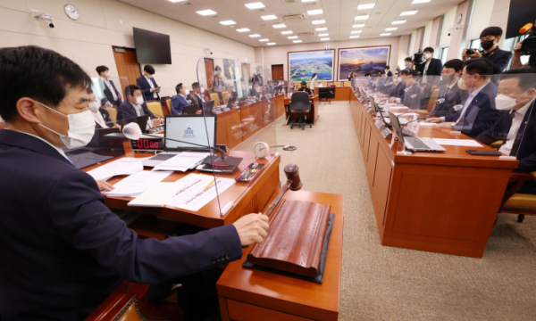 ▲[서울=뉴시스] 김선웅 기자 = 김민기 국회 국토교통위원장이 28일 서울 여의도 국회에서 열린 국토교통위원회 전체회의에서 의사봉을 두드리고 있다. (공동취재사진) 2022.09.28. photo@newsis.com