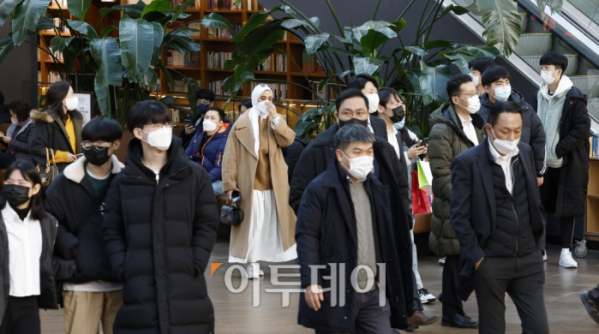 ▲7일 오전 서울 시내의 한 서점에서 시민들이 마스크를 쓰고 있다. 조현호 기자 hyunho@ (이투데이DB)