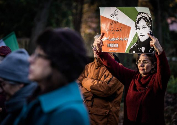 ▲7일 네덜란드 헤이그에서 열린 이란 반정부 시위 지지 집회에서 한 시민이 '이슬람 공화국에 반대한다'고 적힌 팻말을 들고 있다.  (AFP 연합뉴스)