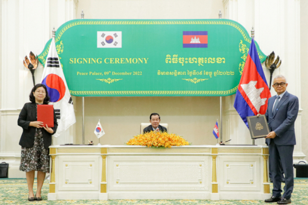 ▲최민이 수은 프놈펜 사무소장(사진 왼쪽)과 아운 폰모니로쓰(Aun Pornmoniroth, 사진 오른쪽) 캄보디아 경제재무부 장관이 9일(현지 시간) 캄보디아 경제재무부 청사에서 훈센(Hun Sen, 사진 가운데) 캄보디아 총리가 참석한 가운데 총 3억 1600만 달러 규모의 차관공여계약서에 서명했다. (사진제공=수출입은행)