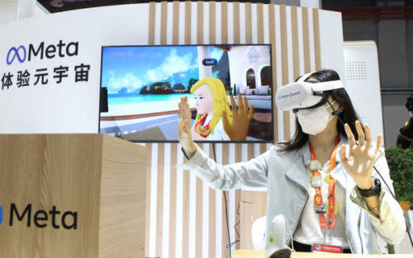 ▲11월 7일 상하이에서 열린 제5회 중국국제수입박람회(CIIE)에서 관람객이 가상현실(VR) 헤드셋을 체험하고 있다. 상하이(중국)/신화뉴시스
