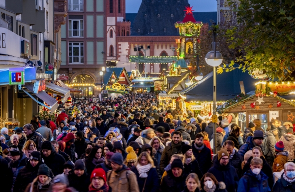 ▲독일 프랑크푸르트에서 10일(현지시간) 행인들이 크리스마스 시장을 지나가고 있다. 프랑크푸르트(독일)/AP뉴시스 
