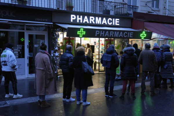 ▲1월 9일(현지시간) 프랑스 파리에서 사람들이 신종 코로나바이러스 감염증(코로나19) 검사를 받기 위해 약국 앞으로 줄을 서 있다. 파리/AP뉴시스