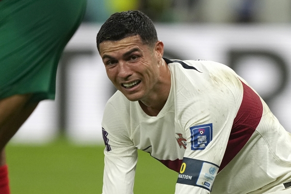 ▲포르투갈의 크리스티아누 호날두가 10일(현지시간) 카타르 도하의 알 투마마 스타디움에서 열린 2022 카타르 월드컵 8강전에서 모로코에 패한 후 눈물을 흘리고 있다.(AP뉴시스)
