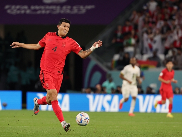 ▲‘괴물 수비수’ 김민재가 가나와의 카타르 월드컵 조별리그에서 드리블을 하고 있다(연합뉴스)
