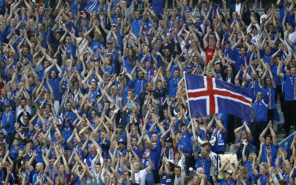 ▲유로 2016에서 화제가 된 아이슬란드 팬들의 박수(AP 뉴시스)
