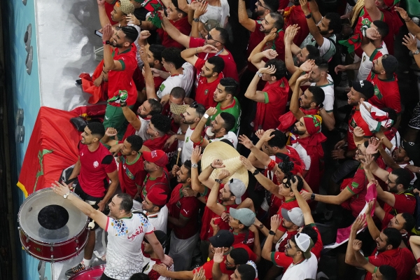 ▲2022 국제축구연맹(FIFA) 카타르 월드컵 스페인과의 16강전에서 축구 선수들을 응원하고 있는 모로코 응원단(AP 뉴시스)
