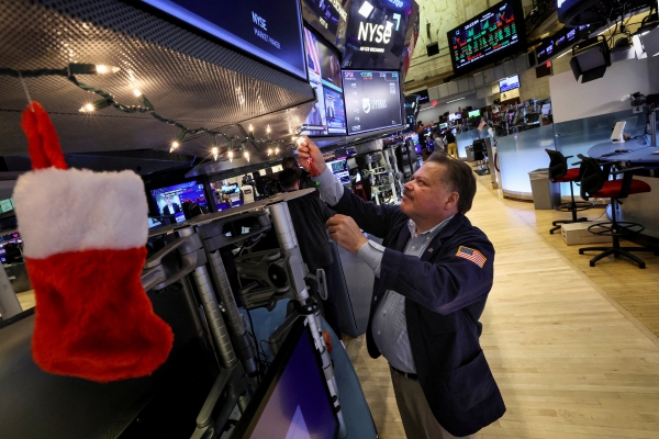 ▲미국 뉴욕증권거래소(NYSE)에서 한 트레이더가 크리스마스 장식을 달고 있다. 뉴욕(미국)/로이터연합뉴스 
