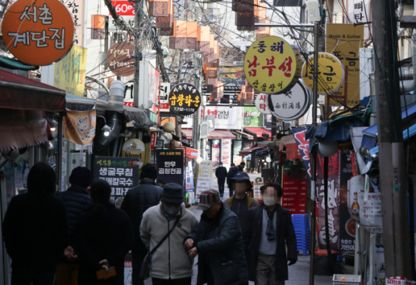 ▲내년도 최저임금 인상으로 인건비 증가에 부담을 느낀 자영업자들이 1인 운영 솔루션을 찾는 사례가 늘고 있다. 사진은 서울 시내 식당가 모습.  (연합뉴스)