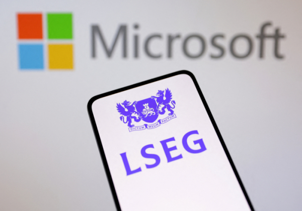 ▲마이크로소프트(MS) 로고를 배경으로 스마트폰에 런던증권거래소그룹(LSEG) 로고가 보인다. 12일(현지시간) MS는 LSEG의 지분 4%를 인수하고 협업에 나서기로 합의했다고 밝혔다. 로이터연합뉴스