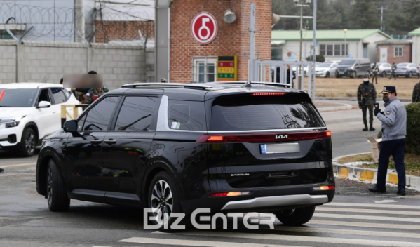 ▲방탄소년단(BTS) 진이 차량을 이용해 5사단 신병교육대에 입소했다.(비즈엔터DB)