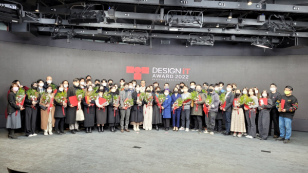 ▲한국디자인산업연합회는 13일 서울 동대문디자인플라자에서 ‘글로벌 디자인 잇 어워드 2022’를 진행했다. 수상자들이 기념 촬영하고 있다. (사진제공=한국디자인산업협회)
