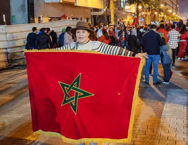 ▲한 팬이 모로코 국기를 펼쳐들고 기쁨의 행진을 하고 있다. 타스연합뉴스