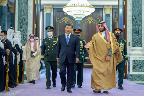▲사우디아라비아를 방문한 시진핑(왼쪽) 중국 국가주석이 8일 수도 리야드에서 무함마드 빈 살만(오른쪽) 사우디 왕세자의 환영을 받고 있다.  리야드/AP연합뉴스