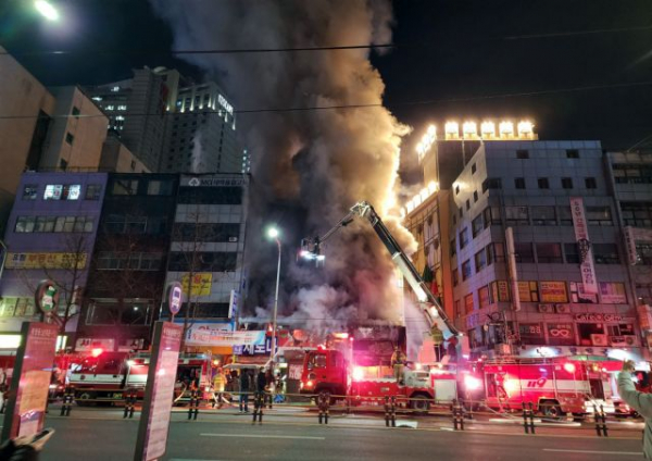 ▲14일 서울 남대문 시장 인근에 발생한 화재로 연기에 휩싸인 건물. (연합뉴스)