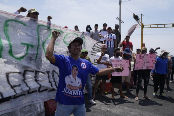▲페드로 카스티요 전 페루 대통령 지지자들이 13일(현지시간) 시위를 벌이고 있다. 이카(페루)/AP뉴시스
