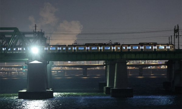 ▲지난해 12월 15일 지하철 1호선이 한강철교 위에 2시간이나 정차했다. 이는 출입문 오작동으로 인한 열차 비상대응 조치가 미숙해서 발생했다. (연합뉴스)